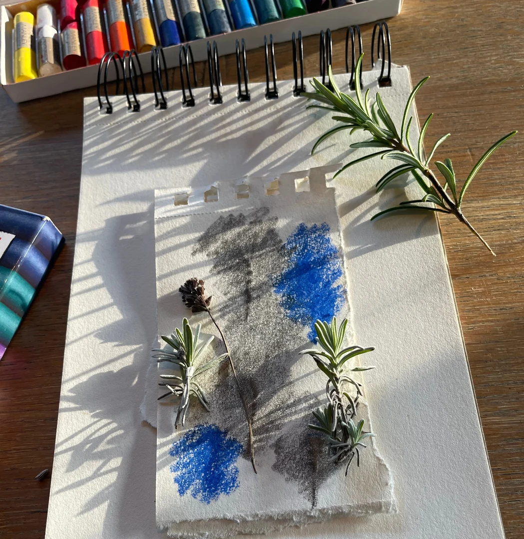 Eine Wissenschaftlerin und ein Wissenschaftler arbeiten hinter einer Glasfassade und mischen Chemikalien mit Großgeräten.