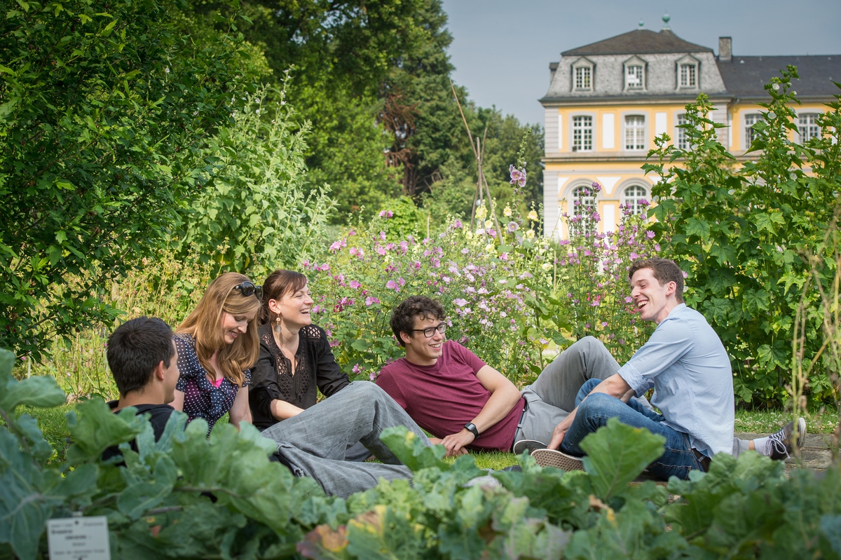 Studierende_im_Schlossgarten_Volker-Lannert_edb-1578.jpg