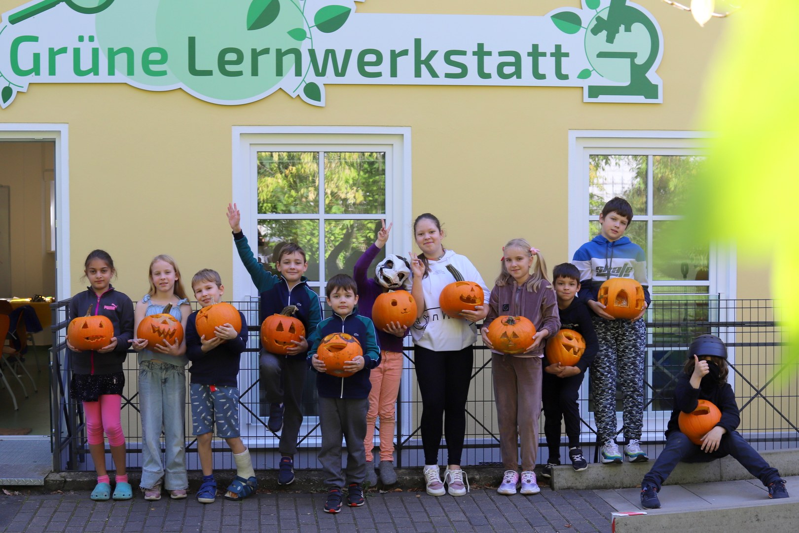 Beim Abschlussfest wurden Kürbisse genschnitzt